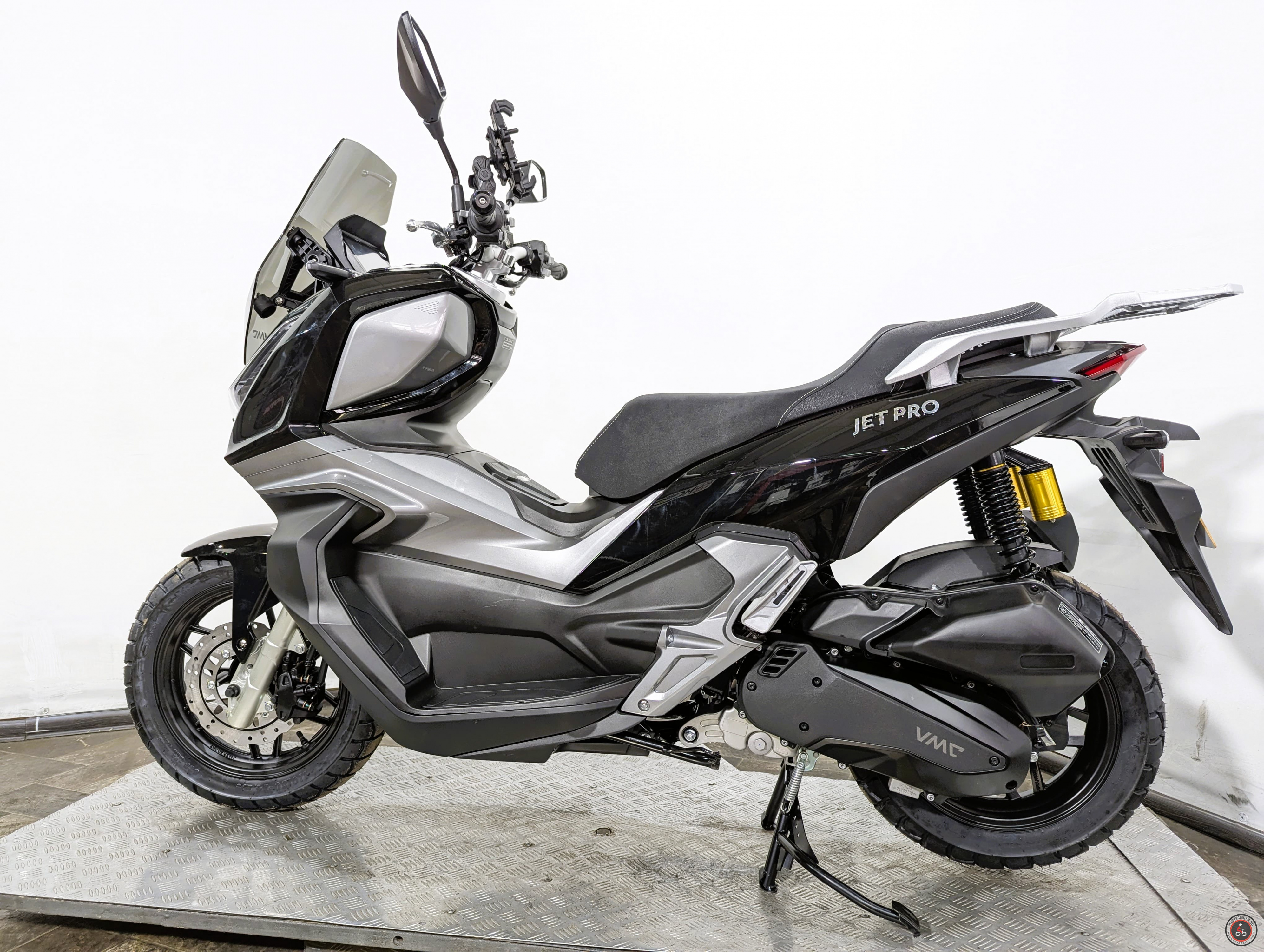 Скутер VMC (Vento) JET PRO (49/180cc) инжектор Черный глянцевый - Емкость топливного бака: 10 л.
